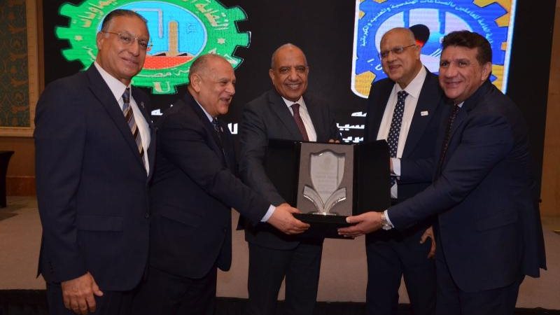 وزير الكهرباء خلال