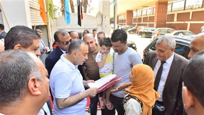 محافظ أسيوط يعيد إحياء الحديقة الدولية ويقود حملة لإزالة الإشغالات بميدان المنفذ وشارع النميس