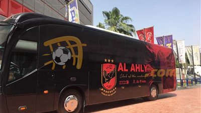 وصول حافلة الأهلي إلي استاد القاهرة لمواجهة سيراميكا في الدوري
