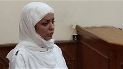 محامي مضيفة الطيران المتهمة بقتل ابنتها يطالب بعرضها على لجنة الطب النفسي 