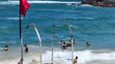 قلق يسيطر على المصيفين بعد غلق شاطئ العجمي ورفع الرايات الحمراء فما القصة ؟