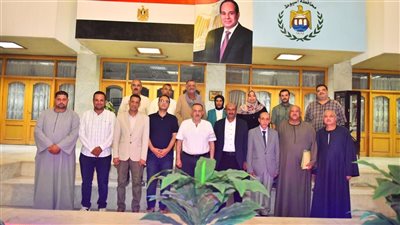 محافظ أسيوط يلتقي بمربي الدواجن لتعزيز الإنتاج وتعزيز التعاون بينهم 