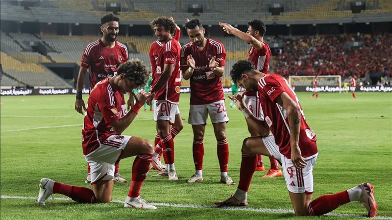 الأهلي يتقدم علي