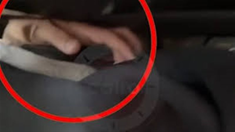 بملامسة أجزاء حساسة