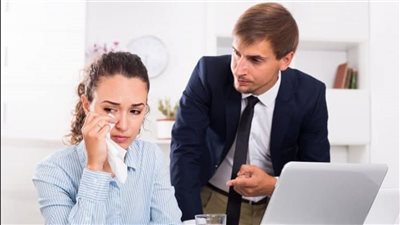 الضغط النفسي للموظفين.. ما هي أسباب شيوع البكاء في حمام أماكن العمل؟