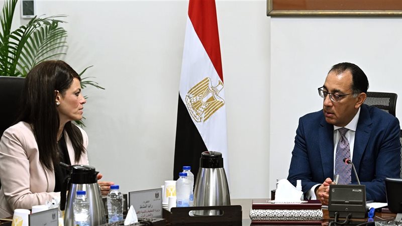 رئيس الوزراء ووزيرة
