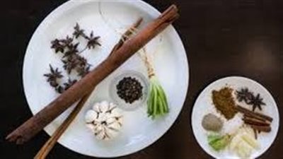منها تنظيم مستويات السكر.. فوائد القرفة والفلفل الأسود في الشاي