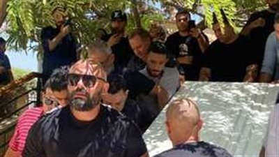 نجوم الفن يلتفون حول أحمد صلاح حسني في وداع والده الأخير