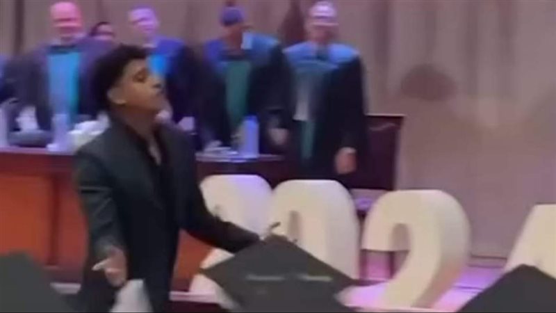 رقص طالب في حفل تخرج