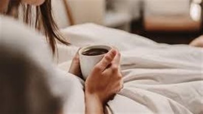 طبيب أمريكي ينصح بعدم شرب القهوة بعد الاستيقاظ مباشرةً