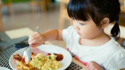 خليهم يساعدوكي بشروط.. نصائح لتوجيه الأطفال وحمايتهم عند استخدام المطبخ