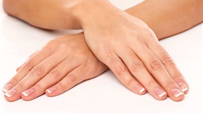 ابتعدي عن الماء.. مكونات طبيعية لتنعيم اليدين في الصيف