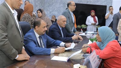 محافظ سوهاج يتابع شكاوى المواطنين ويبحث طلباتهم الأسبوعية