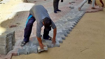 استمرار تطوير شوارع طهطا بسوهاج.. تواصل أعمال تركيب بلاط الإنترلوك