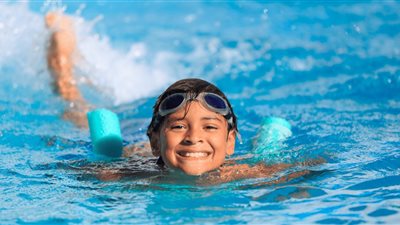 بهذه الطرق احمي أولادك من عدوى حمامات السباحة العامة في الصيف