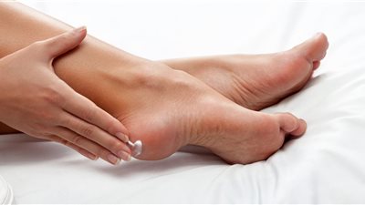 تنقص من جمالك.. طرق طبيعية للقضاء على تشققات القدم