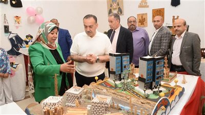 محافظ أسيوط يتفقد معرض منتجات التعليم.. دعم الأنشطة المدرسية وتكريم المتميزين