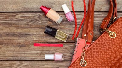 بمواد آمنة.. يمكنك الحفاظ على نظافة حقائب اليد النسائية