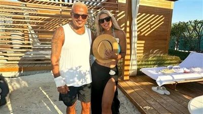 مي حلمي تتصدر التريند بعد ظهورها مع عمرو دياب في الساحل الشمالي