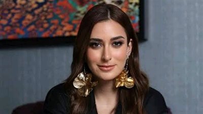 أمينة خليل تواصل تصوير دورها في مسلسل الست مع مني زكى