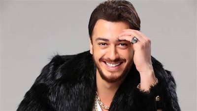 بفستان واسع .. سعد لمجرد يثير الجدل بإطلالة غير متوقعة في دبي 