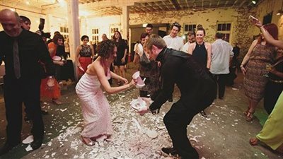 إليك.. أغرب العادات والتقليد عند الزوجات.. منها تكسير الأطباق في ألمانيا