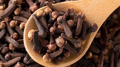 8 أطعمة تعزز صحة الفم وتحمي من أمراض اللثة والتسوس