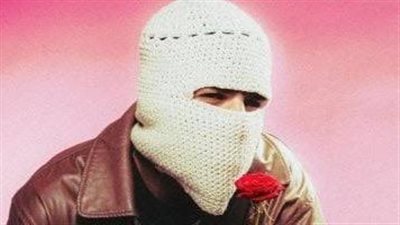 المطرب توليت ..النجم الصاعد الذي يثير الجدل بهويته المجهولة في مهرجان العلمين 