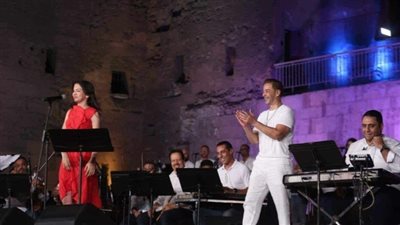 مايا ناصف تحت الأضواء.. مدحت صالح يتبناها فنيا في حفل محكي القلعة