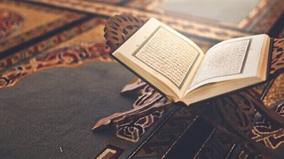 عادة مستحدثة.. تعرف على حكم قراءة القرآن بين الأذان والإقامة