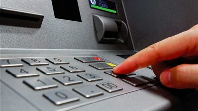 لو مش عميل للبنك.. تعرّف على رسوم السحب والاستعلام من ماكينات الصراف الآلي ATM