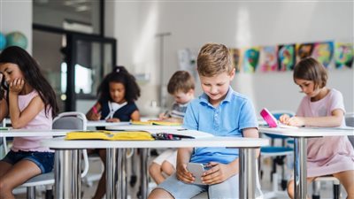 مع بدء العام الدراسي الجديد.. خبير تربوي يحذر أمهات المرحلة الابتدائية من هذه العادات