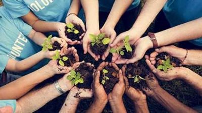 احتفالًا بيومه العالمي.. مركز الأزهر يرصد فوائد ونفحات العمل الخيري