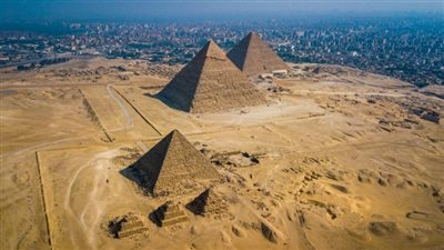 لن تصدق!.. اكتشاف ظاهرة غريبة فوق أهرامات الجيزة تُعطّل الأقمار الصناعية