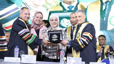 الأكاديمية العربية تكرم البطلة الأوليمبية سارة سمير على منصة التخرج (صور)