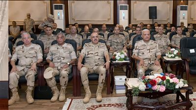 وزير الدفاع يتفقد قاعدة محمـد نجيب العسكرية (صور)