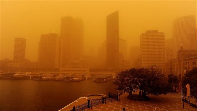 عاصفة ترابية قوية