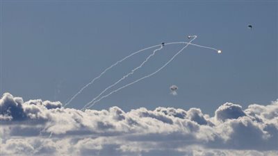 تصعيد خطير.. طائرات إسرائيلية تقصف مواقع حزب الله جنوب لبنان بعد إطلاق 40 صاروخًا على إسرائيل