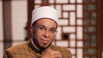 الشيخ محمد أبو بكر يفتي بالحجر على «أب» يصرف معاشه على الفقراء