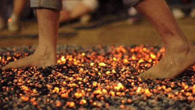 المشي على النار ومراقصة الأفاعي.. طقوس وعادات مثيرة للجدل عند الطرق الصوفية