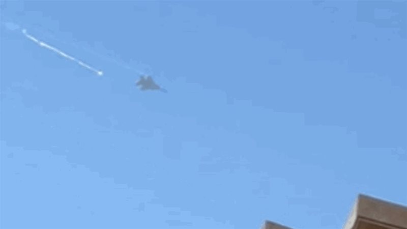 طيران الإحتلال يلقي
