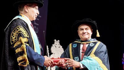 جامعة إيست لندن تمنح الدكتور محمود هاشم الدكتوراه الفخرية تقديرا لابتكاراته في مواجهة الملاريا