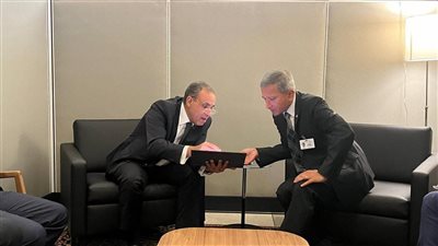 لتعزيز التعاون الثنائي والاقتصادي.. تفاصيل لقاء وزير الخارجية بنظيره السنغافوري