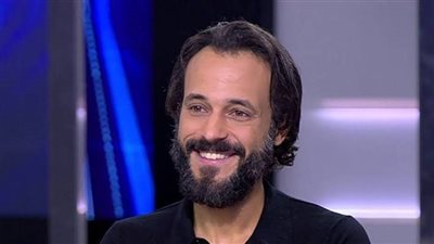 يوسف الشريف.. لقب بالعالمي وهذا سر حكايته مع قبلات الفنانات