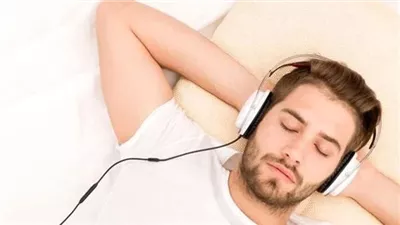 هل يجوز سماع الأغاني بدون موسيقى؟.. الإفتاء تجيب 