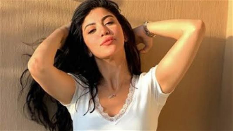 كارولين عزمي