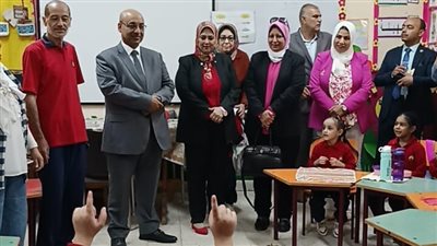  نائب وزير التربية والتعليم يشيد بمعلم يرتدي اليونيفورم بمدرسة بإدارة العمرانية