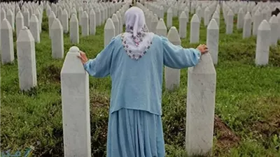 تفسير رؤية السير في المقابر مع الأشخاص.. ودلالاتها على الذنوب والشعور بالوحدة