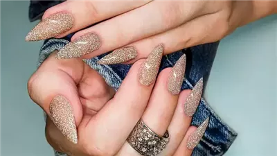 الأظافر الاصطناعية جمال يهدد الصحة.. حقيقة تسببها للسرطان