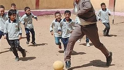مدير مدرسة يشارك تلاميذه الصغار لعبة كرة القدم.. أنا أبوهم الجديد 